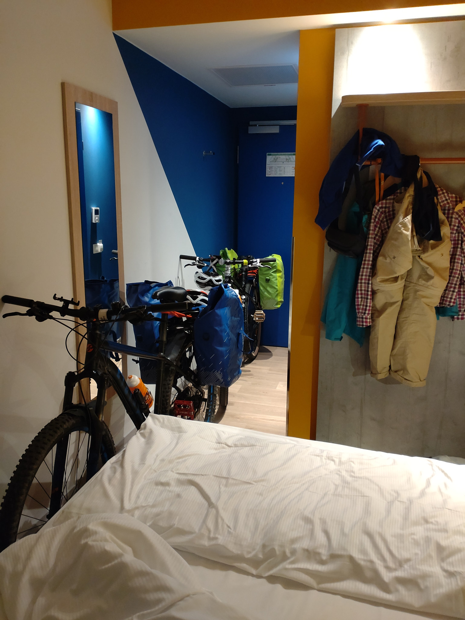 Cyklar på hotellrummet